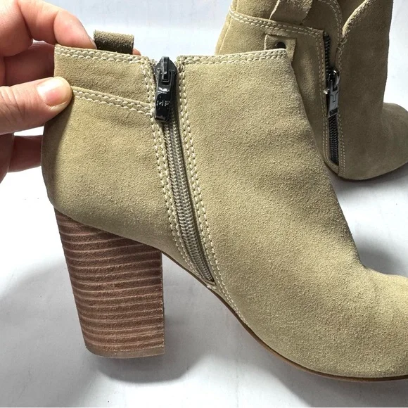 Women's Marc Fisher Taupe Suede Novice Peep Toe Ankle Bootie 8M Fringe Zipper - Picture 6 of 16